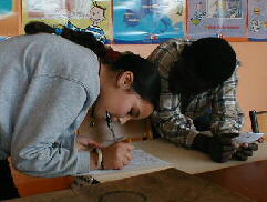 Ikram signe sur la liste des lecteurs.
